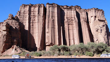 Parque de Talampaya. Segunda "estaci�n". "Jard�n bot�nico" y "chimenea"