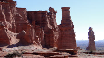 Parque Talampaya - Cuarta estaci�n del Safari Aventura - Geoformas: el monje, la torre, el totem, etc.