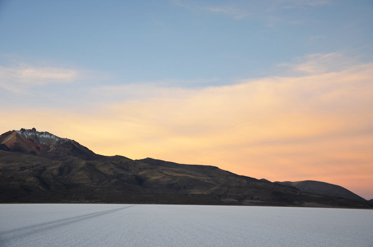 Salar de Uyuni - Atardecer al pie del volc&aacute;n Tunupa