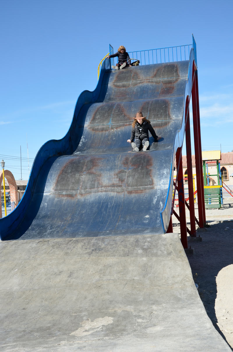 Tobog&aacute;n gigante en plaza de juegos de Uyuni