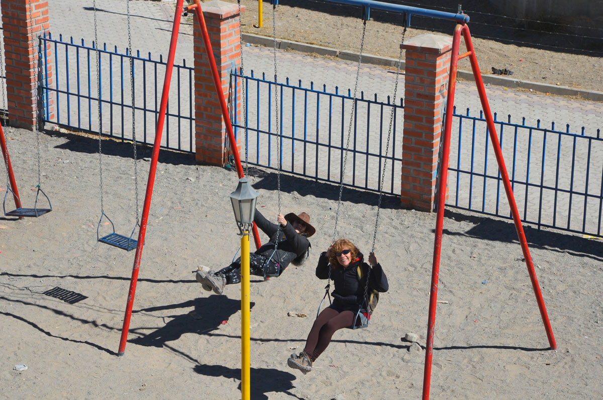 Nora y Diana en las hamacas de la plaza de juego de Uyuni
